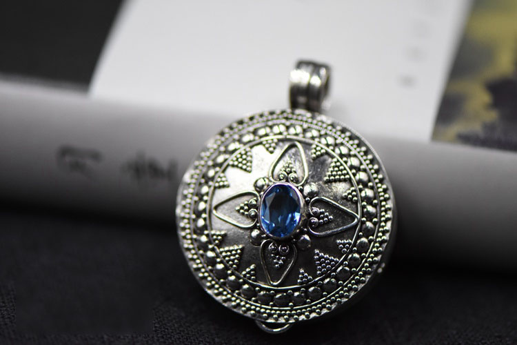 Handmade 925 Sterling Silver Blue Zircon Gaudencio Box Pendant